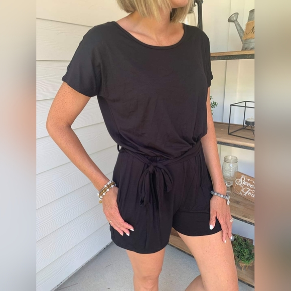 NWOT Belted Black Romper - Picture 6 of 7